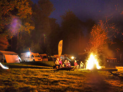 Gemütlicher Abend am Lagerfeuer